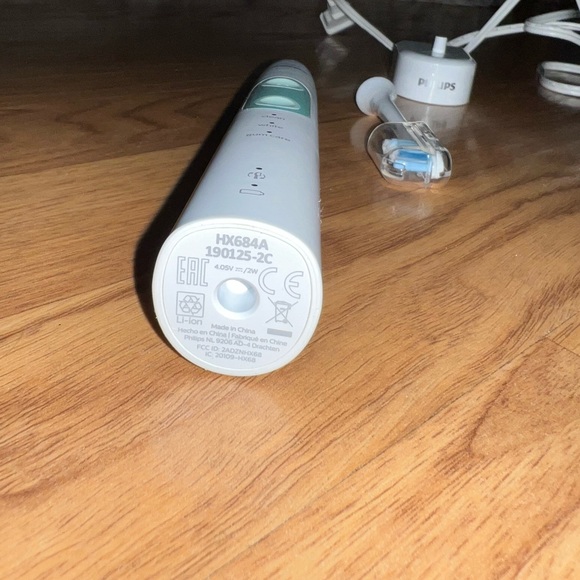 Bundle deal!! Vera Bradley wallet with Phillips sonic care electric toothbrush - Picture 4 of 7